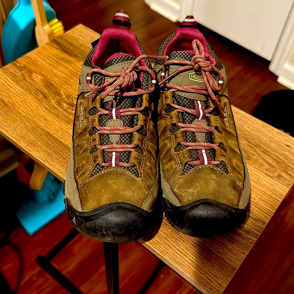 Keen water proof hiking shoes,worn twice on paved pathway. Minimal wear-like new